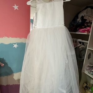 Elegant White Sleeveless Dress